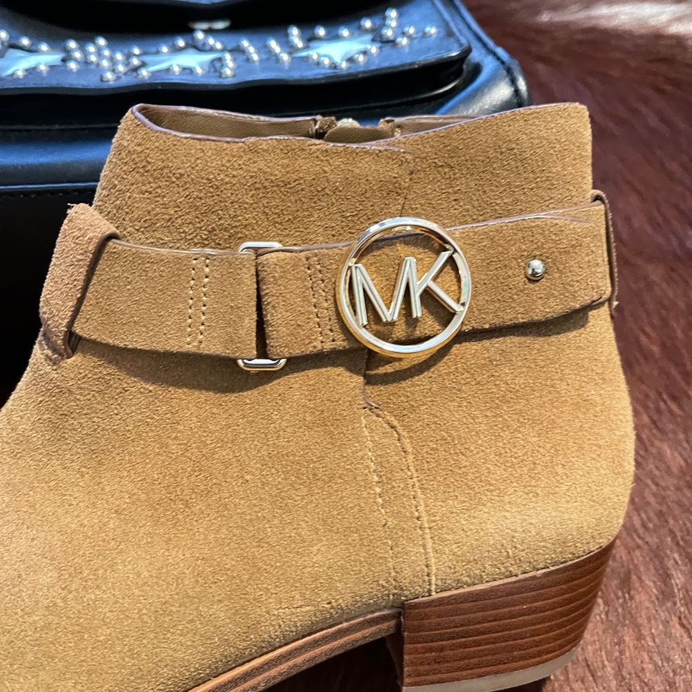New MICHAEL Michael Kors Harland Ankle Booties, Praline, Size 6 - Picture 4 of 8